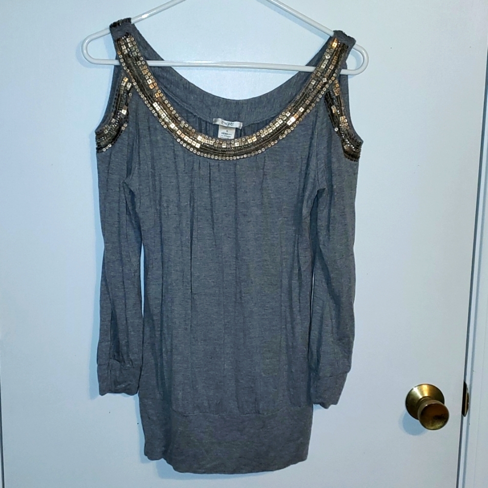Cache Women's S grey w/ sequenced neck & shoulder line cold shoulder shirt